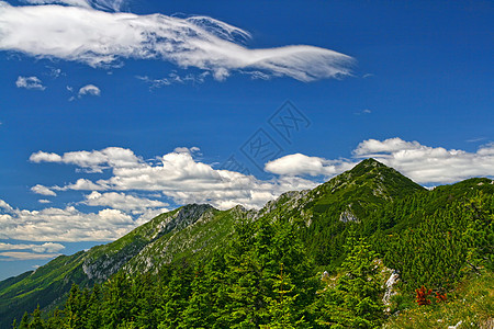 夏季山顶和蓝天空图片