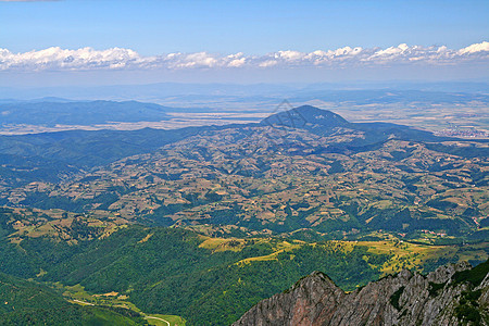 从山顶对山的空中观察图片