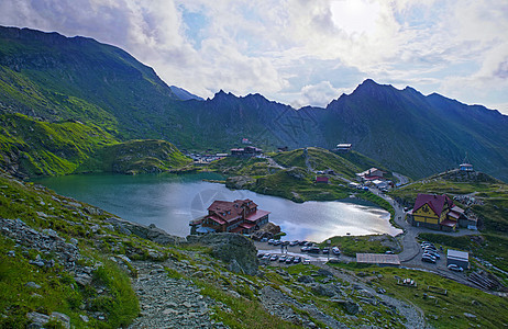 法加拉斯山脉的Balea湖和小屋图片