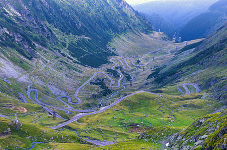 夏季山丘的刮风路图片