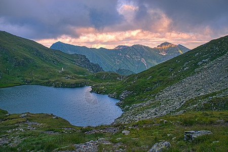 日落时夏月山湖图片