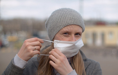 英俊女人戴上保护面罩成人建筑物预防呼吸城市感染药品疾病医疗流感图片