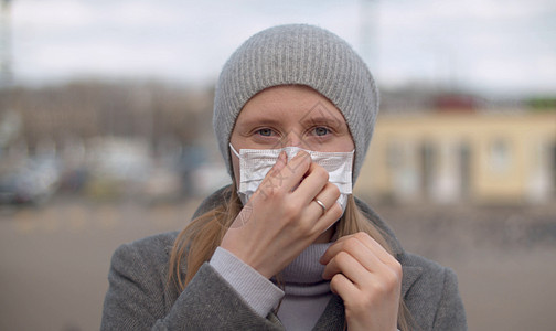 英俊女人戴上保护面罩疾病预防安全药品成人感染面具危险呼吸城市图片