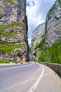 穿过大峡谷的弯曲道路图片