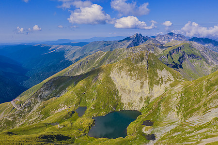 夏季Fagaras山的空中景象图片