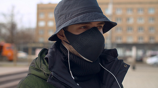 身戴保护面具的人的肖像安全城市晴天医疗感染危险生物男性危害卫生图片