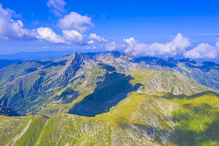 空中夏季山图片