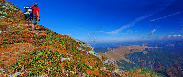 秋天风景 山边看人图片