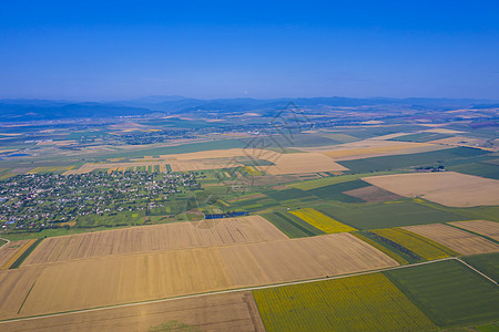 夏季田地和村庄的空中观察图片