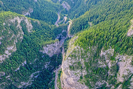 穿越岩山的曲流道路图片