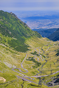 山区公路小木屋运输远足旅游驾驶风景蓝色阳光天空房子图片