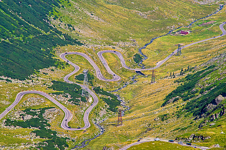 夏季山丘的曲流道路图片