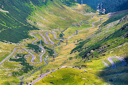 山上弯曲道路的空中观察图片