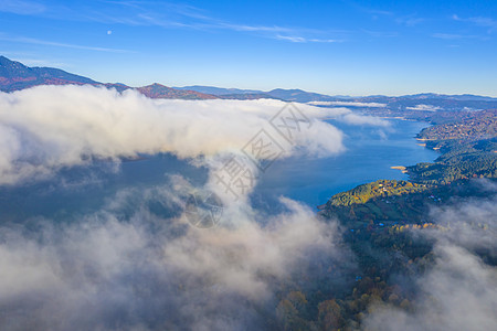 雾山山湖上云雾背景