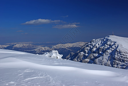 冬季山区岩石高峰会图片
