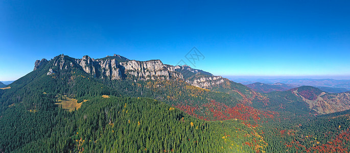 岩山和有色森林的空中景象图片