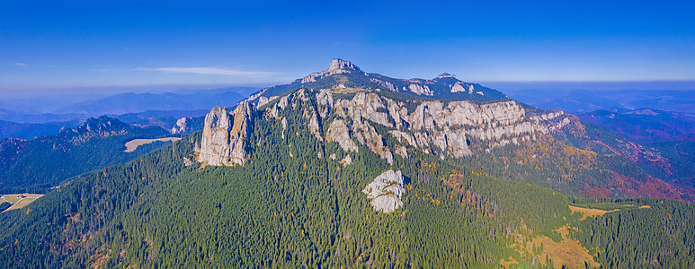 空中秋季山地景观图片