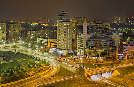 夜间建筑和街道景观图片