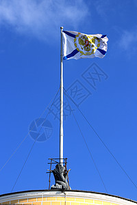 圣彼得堡海军陆战队大楼上方的旗帜上的圣安德鲁旗图片