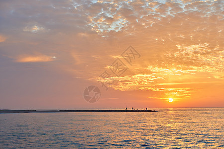 日出在沙滩上海浪海洋蓝色假期海岸太阳阳光橙子地平线日落图片