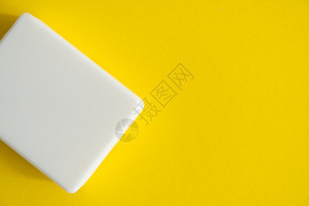 黄色背景的白肥皂 手卫生 洗手是防止全球流行病期间出现冠状病毒Covid19的最佳方法细菌感染浴室清洁消毒剂泡沫面具凝胶皮肤消毒图片