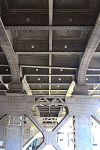 铸铁桥底部 在桥下背景图片