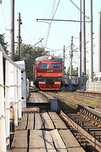 红车舱 铁路运输车 沙斯科塞尔斯基铁路桥 接近列车图片