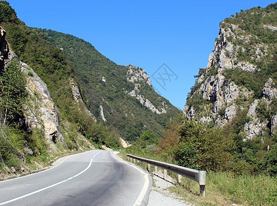 塞尔维亚和黑山之间Lim河峡谷的一条公路上图片