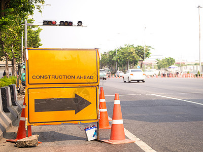 现代城市街道上的塑料路障栅栏碰撞控制信号维修注意力危险沥青交通橙子建造图片