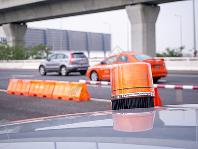 现代城市街道上的塑料路障栅栏警告事故信号障碍维修注意力汽车建筑地面沥青图片