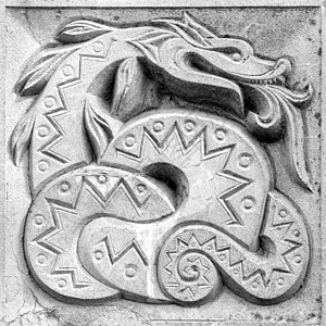 神话般的蛇浮雕图片