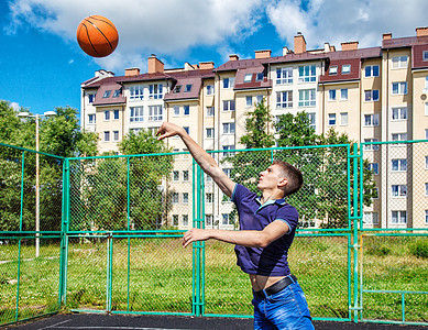 青年男子篮球培训闲暇运动员街球街道玩家力量运动男性城市成人图片