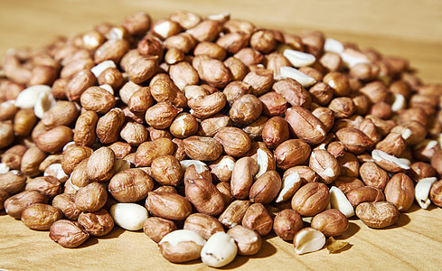 桌上的花生营养棕色木板红色腰果豆类饮食食物桌子种子图片