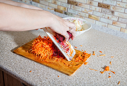 女人用磨刀煮甜菜晚餐家庭饮食盘子成人美食蔬菜食物紫色沙拉图片