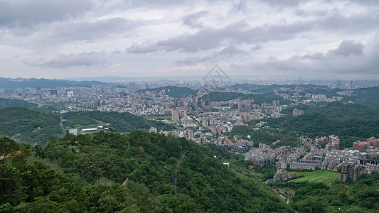 台湾台北市的建筑和山峰图片