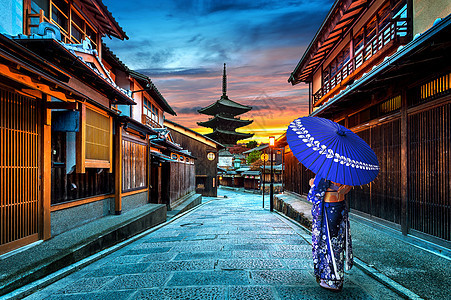 在日本京都的和Sannen Zaka街 亚洲妇女穿着日本传统和服宝塔街道景观地区建筑学神社天空城市寺庙旅行图片