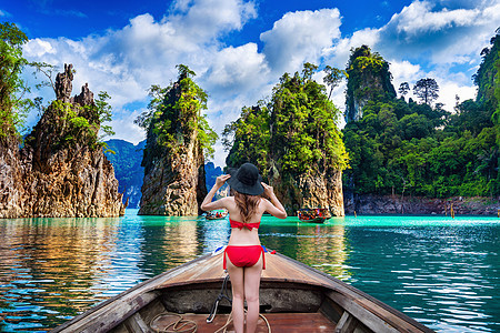 泰国苏拉特萨尼省肖索克国家公园山的美少女站在船上望山风景游客山脉闲暇王宫景点旅行娱乐女孩蓝色图片