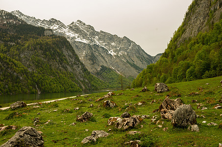 山雪 绿水 绿草 石头和土图片