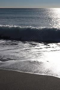 平静的海浪在海景图片