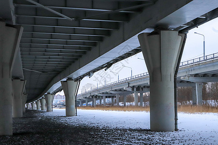 在大桥混凝土建设中 视野观察 寒冷的冬季风景建筑石头天花板景观沥青曲线交通阴影旅行城市图片