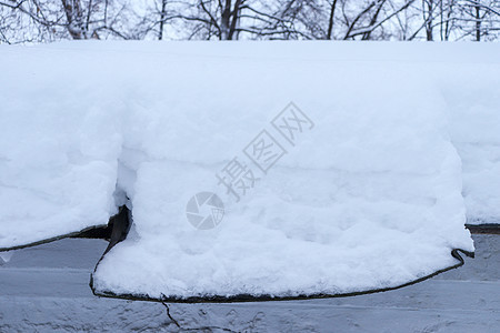 房子屋顶上的雪漂流图片