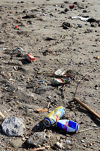 沙滩上有很多垃圾 肮脏的夏天海滩背景图片