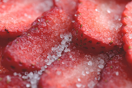 红色健康美味草莓的糖质地 新鲜的维生素浆果背景 在糖填充背景中切草莓食物小吃水果图片