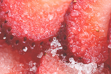 新鲜的维他命贝利背景 切草莓糖填充背景 红色健康美味草莓加糖图片
