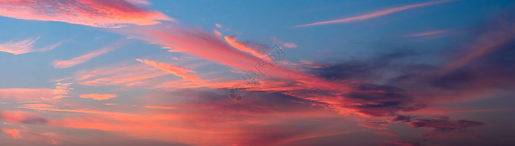 日落时的全景天空 在高处的天空中天气日光气候多云暮光自由景观风景橙子图片