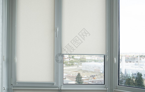 客厅木纹塑料窗上白色织物卷帘的细节风格快门屏幕褐色百叶窗奢华纺织品金属窗帘材料图片