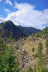 与世隔绝的山谷和旧小屋图片