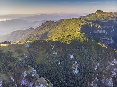 山峰黄昏罗马尼亚喀尔巴阡山夏季景背景
