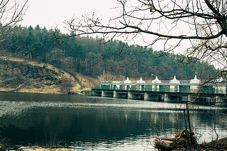 河上一个小型水电站 在水上发电水库活力森林车站旅游电站打扫山脉技术植物图片