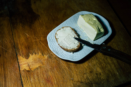 含面包的黄油宏观小麦营养木板脆皮小吃早餐午餐奶制品烹饪图片